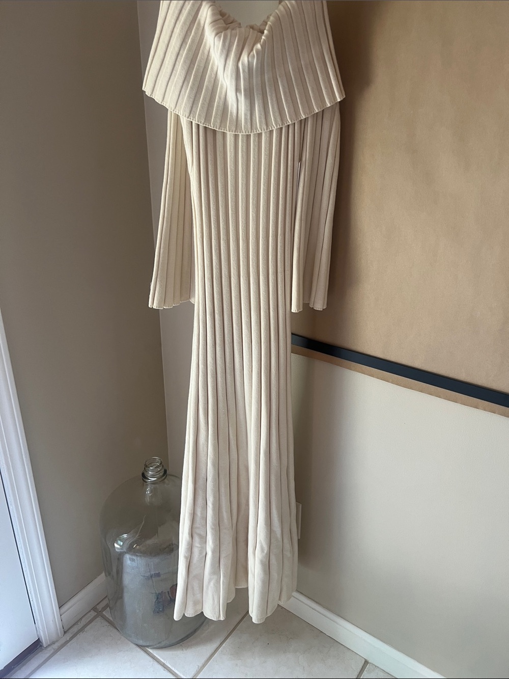 Evella Off-Shoulder Maxi Dress in Cream - Picture 4 of 4